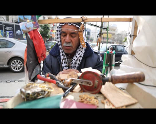 فلسطيني لم يكمل دراسته الإعدادية يكتب بعشر لغات!